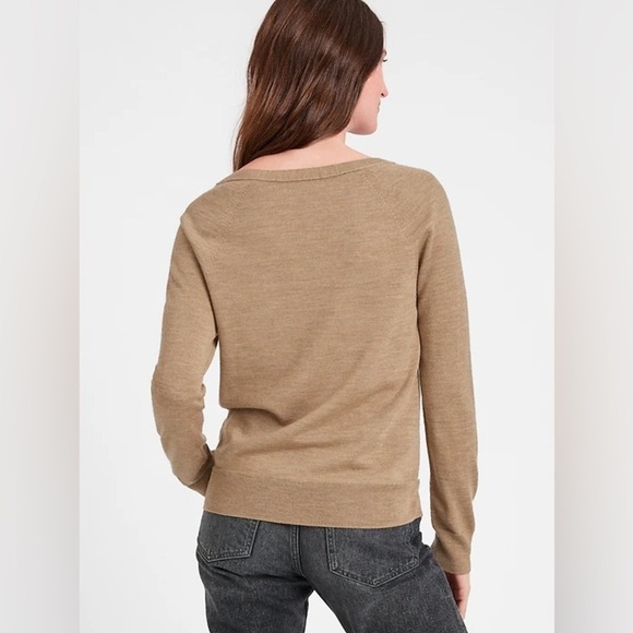 Women’s BANANA REPUBLIC Tan SEAMLESS MERINO V-NECK SWEATER size medium - Picture 11 of 12